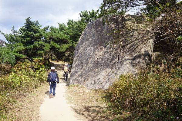 등산객이 대통령 바위를 지나고 있다.