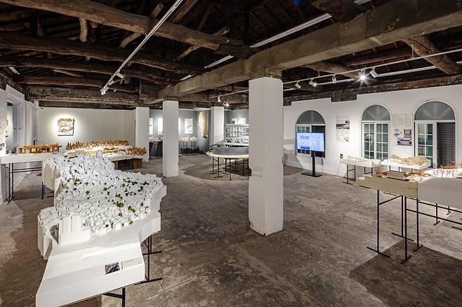 An installation view of the exhibition "Fiction Non-Fiction" at Gyeonji-dong, Seoul, shows  “Hannam-dong Hill,” a scaled model (bottom left). (©Chin Hyo-sook, provided by guga Urban Architecture)