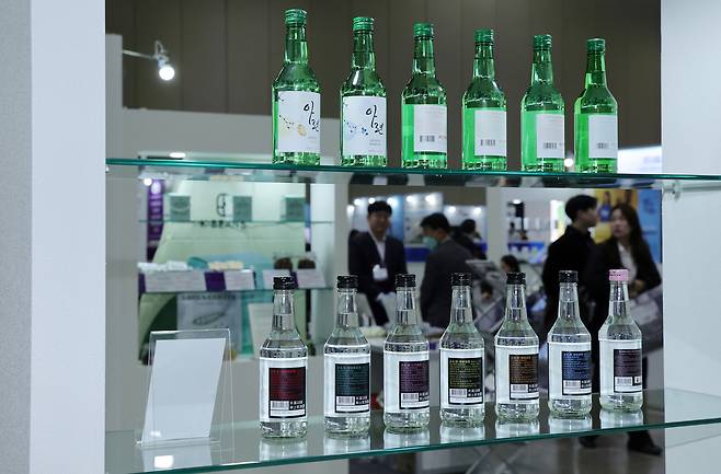 Bottles of soju are on display at a convention in Goyang, Gyeonggi Province on Oct. 21. (Yonhap)