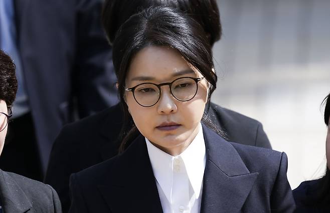 Former first lady Kim Keon Hee leaves the Seoul Central District Court in Seocho District, southern Seoul, after her warrant hearing on Aug. 12. [JOINT PRESS CORPS]