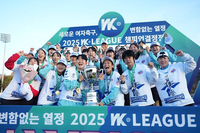 화천 KSPO 여자축구단이 창단 14년 만에 첫 우승을 차지했다. 한국여자축구연맹 제공