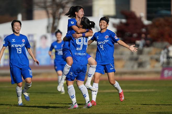 화천 KSPO 여자축구단이 창단 14년 만에 첫 우승을 차지했다. 한국여자축구연맹 제공