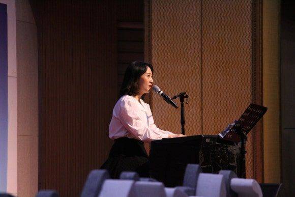 ‘은혜’ ‘충만’ ‘행복’ ‘소풍’ 등의 노래로 사랑 받아 온 지선 전도사는 지난 16일 전주 순복음참사랑교회에서 열린 간증 찬양콘서트에서 자신의 고난의 삶을 “하나님이 발성법처럼 새롭게 디자인하신 은혜의 과정”이라고 고백하며 성도들에게 깊은 울림을 전했다.  순복음참사랑교회 제공