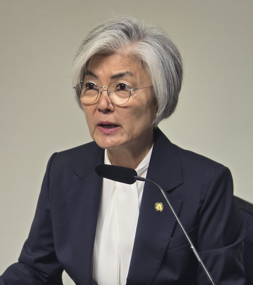 강경화 주미대사가 18일(현지시간) 워싱턴DC 한국문화원에서 열린 한국특파원단 간담회에서 발언하고 있다. [워싱턴 최승진 특파원]