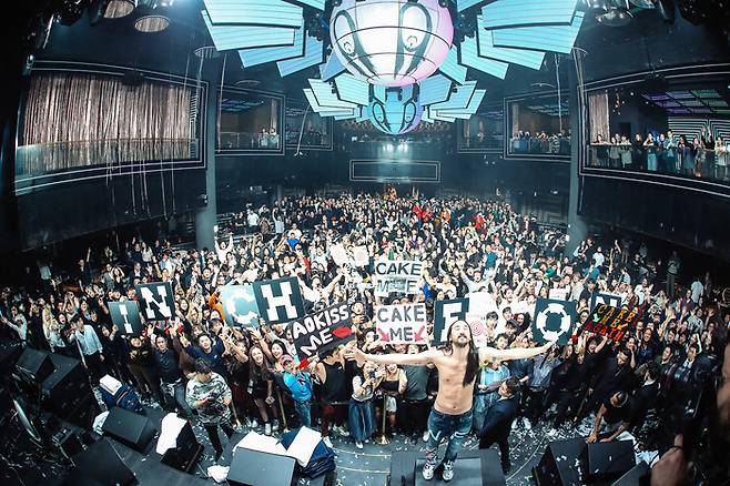 파라다이스시티 크로마가 연말을 맞아 세계적 DJ를 초청해 EDM 공연을 선보인다. 지난 2018년 스티브아오키의 크로마 초청공연 당시 엔딩 모습.