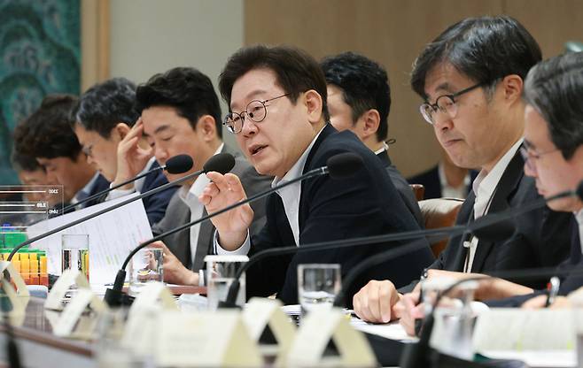 이재명 대통령이 13일 서울 용산 대통령실 청사에서 열린 나라재정 절약 간담회에서 발언하고 있다. [대통령실통신사진기자단/ 연합뉴스]