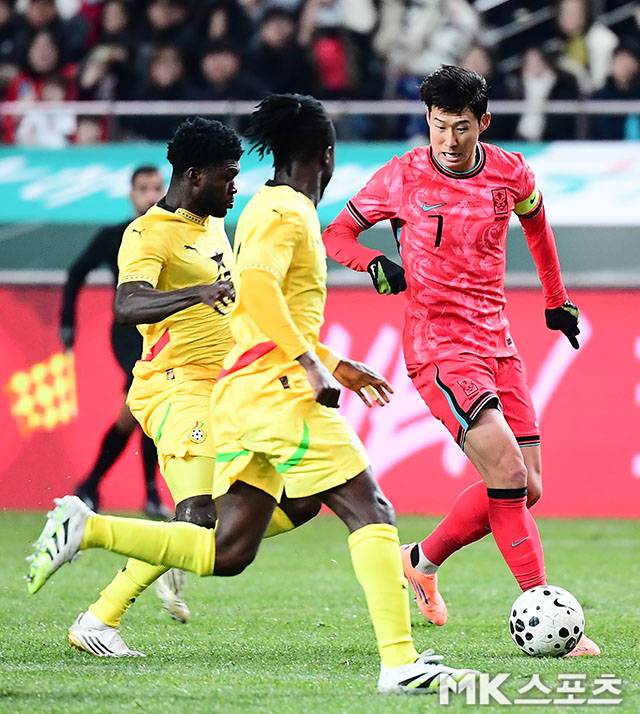 사실 이날 손흥민에게는 많은 기회가 주어지지 않았다. 중원 싸움에서 밀리면서 롱 패스 위주의 게임이 됐고 이로 인해 득점 기회는 거의 없었다. 사진(상암 서울)=김영구 기자