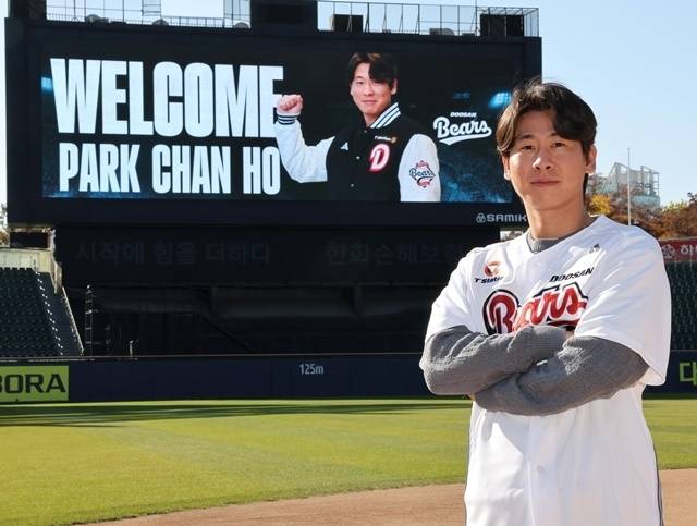 두산과 4년 최대 80억 원(계약금 50억 원·연봉 총 28억 원·인센티브 2억 원)에 계약한 박찬호. 사진=두산 제공