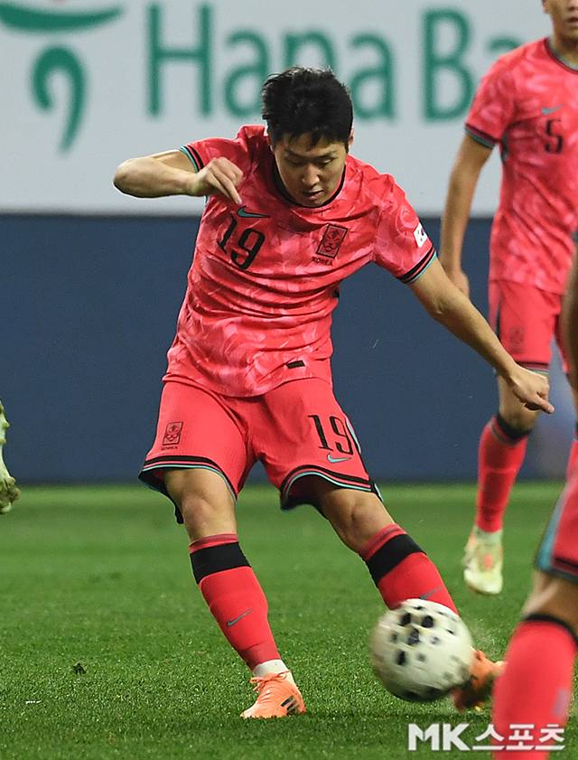 이강인의 멋진 크로스가 없었다면 대한민국은 또 가나에 웃을 수 없었을 것이다. 가나는 2011년 이후 14년 동안 대한민국을 상대로 패배하지 않았던 팀. 그러나 이강인은 조규성에게 집중된 가나 수비 허점을 노려 이태석에게 멋진 크로스를 전했고 결국 결승골을 어시스트했다. 사진=천정환 기자