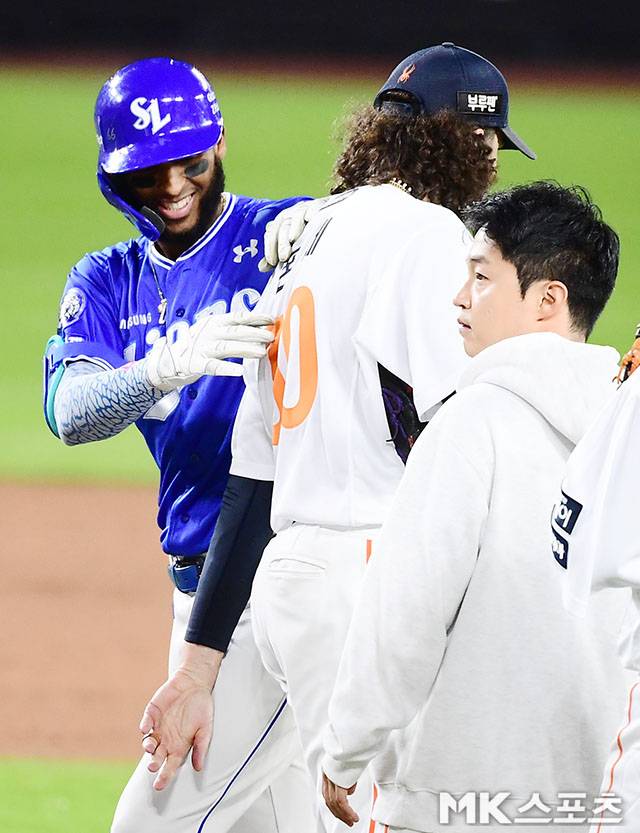 10월 24일 오후 대전 한화생명볼파크에서 ‘2025 신한 SOL Bank KBO 포스트시즌’ 한화 이글스와 삼성 라이온즈의 플레이오프(5전 3선승제) 5차전이 열렸다. 3회초 1사 1루에서 삼성 디아즈가 자신의 강습 타구에 맞은 한화 선발 폰세에게 미안함을 표시하고 있다. 사진=김영구 기자
