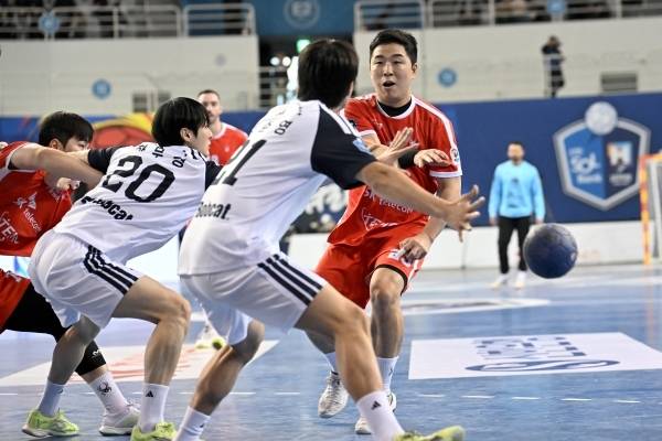 사진 신한 SOL Bank 25 26 핸드볼 H리그 SK호크스 김동철이 패스하고 있다