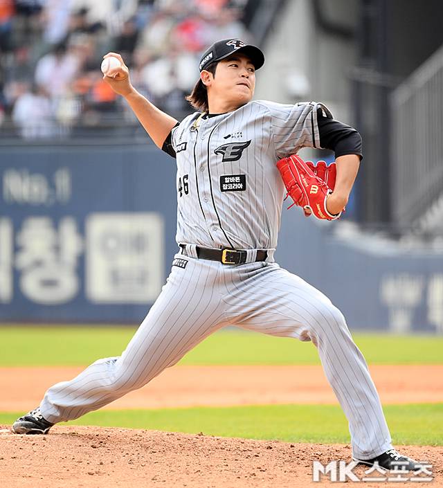 2024년 4월 10일 서울 잠실구장에서 ‘2024 프로야구’ 한화 이글스와 두산 베어스의 경기가 열렸다. 두산은 ‘에이스’ 알칸타라가 선발 출격해 위닝시리즈를 노린다. 한화는 ‘대전 왕자’ 문동주가 나서 팀 4연패 탈출에 도전한다. 8회말 한화 이태양이 역투하고 있다. 사진=천정환 기자