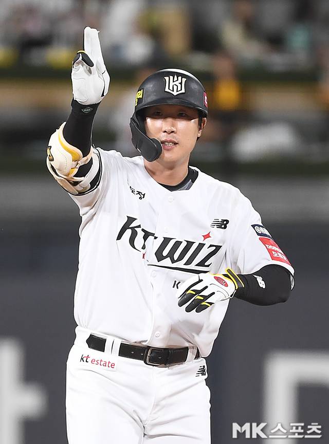 9월 4일 수원KT위즈파크에서 ‘2025 KBO리그’ LG 트윈스와 KT 위즈의 경기가 열렸다. 6회말 1사 1,2루에서 KT 이호연이 적시타를 날린 뒤 기뻐하고 있다. 사진=천정환 기자