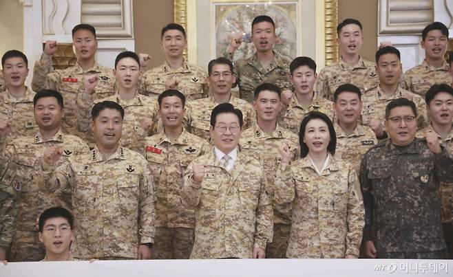 [아부다비=뉴시스] 최동준 기자 = 아랍에미리트(UAE)를 국빈 방문 중인 이재명 대통령과 김혜경 여사가 19일(현지 시간) 아부다비 한 호텔에서 열린 아크부대 장병 격려 행사에서 기념촬영을 하고 있다. 2025.11.19. photocdj@newsis.com /사진=최동준