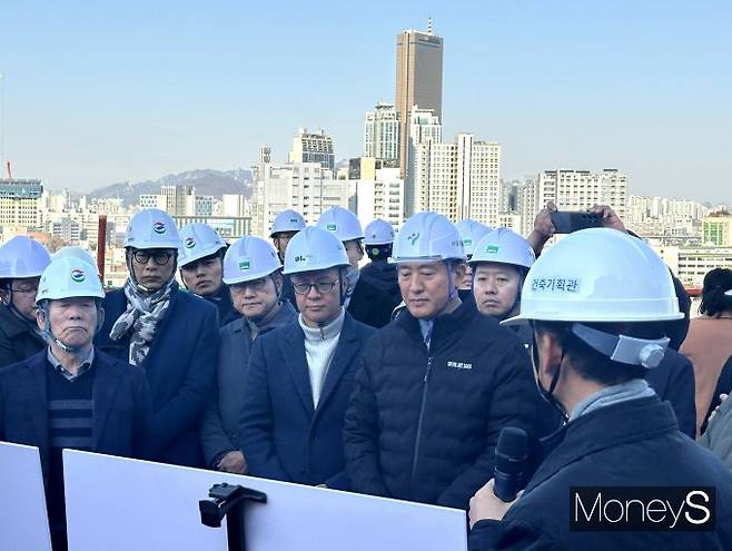 오세훈 서울시장이 19일 오후 서울 동작구 노량진재정비촉진지구 노량진6구역 공사 현장을 방문해 착공 현황 설명을 듣고 있다.  /사진=장동규 기자