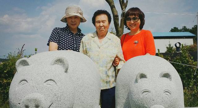 지난 2014년 고향인 전남 해남 가는 길에 엄마(가운데), 언니(왼쪽)와 필자가 함께 찍은 사진.