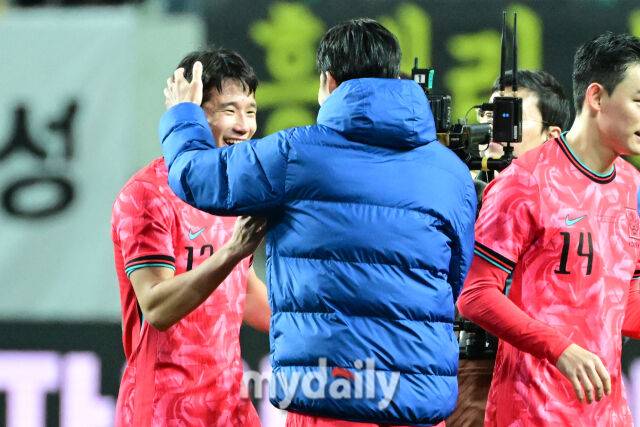 축구대표팀이 18일 오후 서울월드컵경기장에서 진행된 가나와의 평가전에서 1-0으로 승리했다.경기 종료 후 선제골을 넣은 이태석이 손흥민과 기뻐하고 있다.