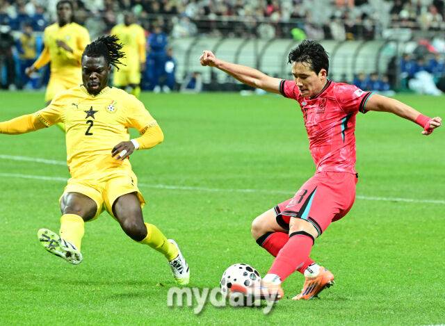 축구대표팀 이태석이 18일 오후 서울월드컵경기장에서 진행된 가나와의 평가전에서 공격을 하고 있다.