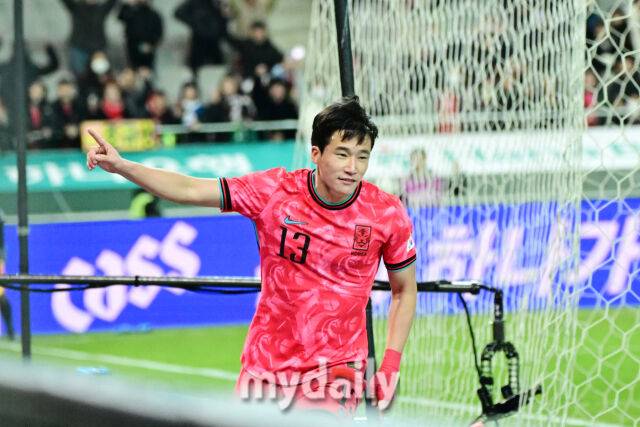 축구대표팀 이태석이 18일 오후 서울월드컵경기장에서 진행된 가나와의 평가전 후반 선제골을 넣은 뒤 기뻐하고 있다.