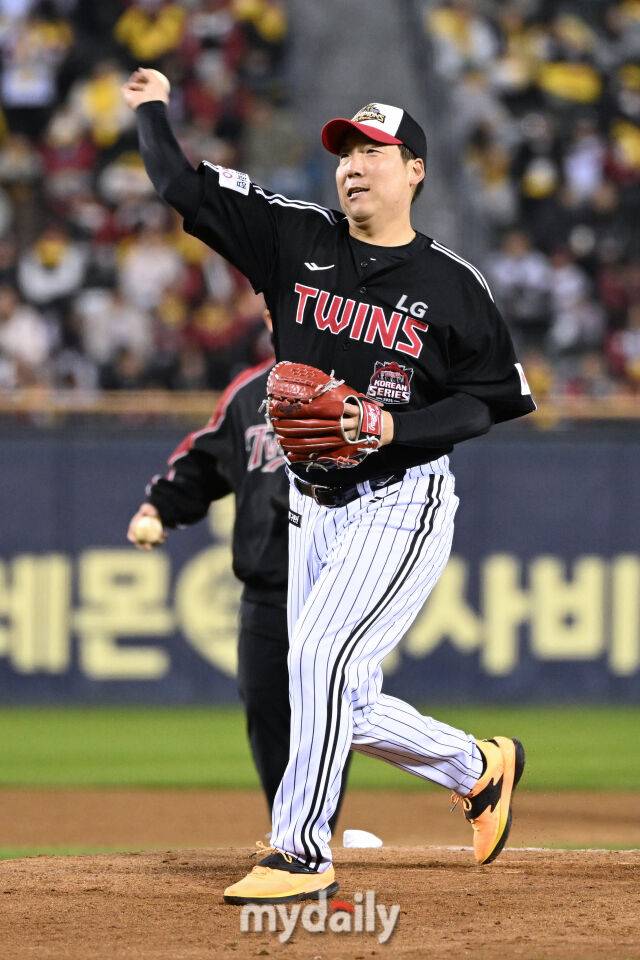 1일 서울 잠실야구장에서 열린 프로야구 LG 트윈스의 2025 한국시리즈 우승 세리머니 팬 감사 행사 '더 리턴 오브 챔피언스'(The Return of Champions)'. 팬들을 위한 자체 청백전에서 김현수가 투수로 나왔다./마이데일리