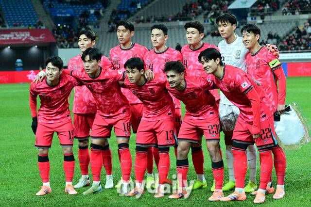 축구대표팀이 18일 오후 서울월드컵경기장에서 진행된 가나와의 평가전에 앞서 기념촬영을 하고 있다./마이데일리 DB