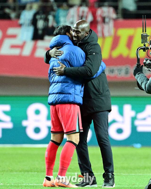 축구대표팀이 18일 오후 서울월드컵경기장에서 진행된 가나와의 평가전에서 1-0으로 승리했다.경기 종료 후 손흥민과 가나 오토 아도 감독과 포옹을 하고 있다.