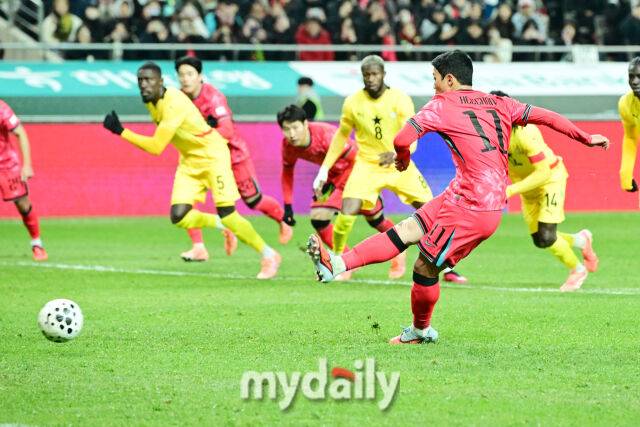 자신이 얻은 PK를 골문으로 향해 슛팅하는 황희찬.