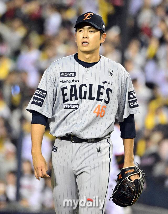 2025년 3월 26일 오후 서울잠실구장에서 진행된 '2025 신한 SOL뱅크 KBO 리그' 한화 이글스와 LG 트윈스의 경기. 한화 이태양이 5회말 2사 2루서 구원등판해 실점없이 막은 뒤 더그아웃으로 들어가고 있다./마이데일리
