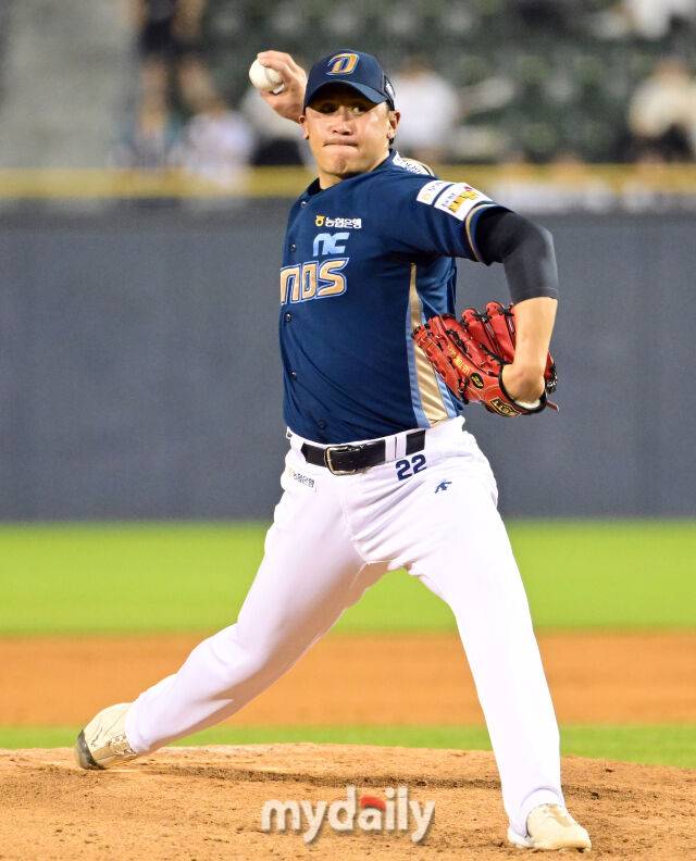 2024년 6월 19일 서울 잠실구장에서 '2024 신한 SOL Bank KBO리그' NC 다이노스와 두산 베어스의 경기가 열렸다. NC 이용찬이 9회말 구원등판해 역투하고 있다.