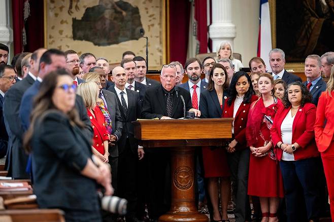 지난 8월 20일 공화당 소속 주 하원의원 토드 헌터(가운데)가 텍사스주(州) 오스틴에 있는 주 의사당에서 열린 하원 회의에서 새로 제출된 선거구 재조정 법안인 하원 법안 4호에 대해 논의하고 있다. [AFP]