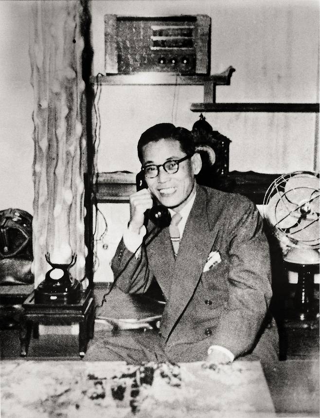 1948년 서울에 삼성물산공사를 설립할 당시 이병철 창업회장이 전화를 받고 있는 모습. [삼성전자 제공]