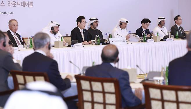 아랍에미리트(UAE)를 국빈 방문 중인 이재명 대통령이 19일(현지시간) 아부다비의 한 호텔에서 열린 한-UAE 비즈니스 라운드테이블에서 발언하고 있다. 테이블 왼쪽부터 류진 한국경제인협회 회장, 알 스와이디 투자부 장관, 이재명 대통령, 칼리드 왕세자, 칼둔 칼리파 알 무바라크 무바달라 CEO, 김정관 산업부 장관, 알제유디 대외무역부장관, 이재용 삼성전자 회장. [연합]