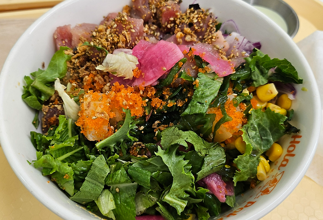 서울 한 음식점의 샐러드. 양상추 대신 다른 채소가 들어 있다. 김광우 기자.