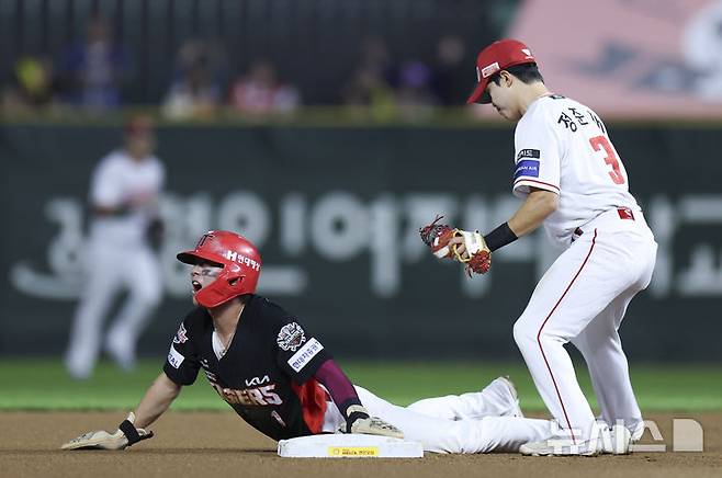 [인천=뉴시스] 김근수 기자 = 23일 인천 미추홀구 SSG랜더스필드에서 열린 2025 KBO리그 KIA 타이거즈와 SSG 랜더스의 경기, 4회초 1사 위즈덤의 타석 때 1루 주자 박찬호가 2루 도루 시도를 하고 있다. 결과는 아웃. 2025.09.23. ks@newsis.com