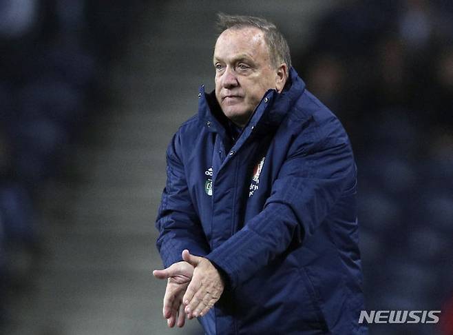 [퀴라소=AP/뉴시스] 딕 아드보카트 감독이 15일(현지시각) 오는 6월에 열리는 2026 국제축구연맹(FIFA) 북중미 월드컵 지역 예선을 앞두고 중남미 네덜란드령 퀴라소 자치 국가의  축구 대표팀 감독으로 선임됐다. 사진은 아드보카트 당시 페예노르트 감독이 2019년 12월 12일 포르투갈에서 열린 FC포르투와의 유로파리그 조별 리그 경기를 지휘하는 모습. 2024.01.16.