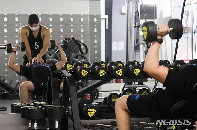 [서울=뉴시스] 권창회 기자 = '단계적 일상회복(위드 코로나)' 시행 첫 날인 1일 오후 서울 강남구 디스이즈피트니스 청담점에서 트레이너가 운동하고 있다. 위드 코로나 시행으로 유흥시설을 제외한 식당과 카페 등 다중이용시설 영업시간 제한이 풀린다. 노래방과 헬스장 등 시설에는 백신 접종완료를 증명하는 '방역패스'가 도입된다. 사적 모임은 수도권은 10명, 비수도권은 12명까지 가능하다. 2021.11.01. kch0523@newsis.com