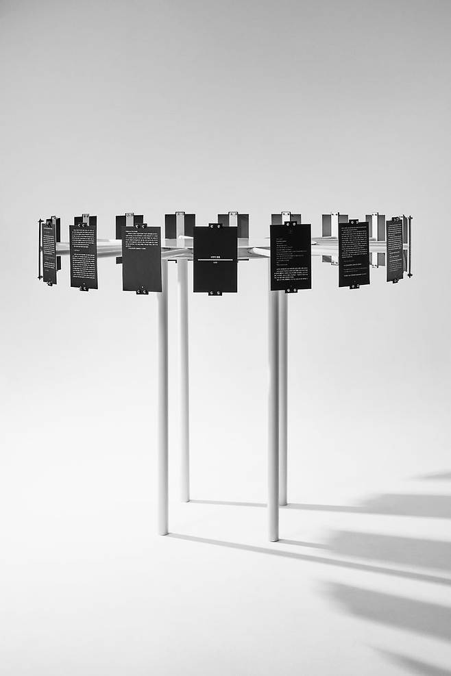 [서울=뉴시스] 제5회 한글실험프로젝트 '글(자)감(각): 쓰기와 도구' 전시에 공개된 김초엽 작가의 단편 '사각의 탈출' (사진=국립한글박물관 제공) 2025.11.19. photo@newsis.com *재판매 및 DB 금지
