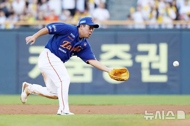 [서울=뉴시스] 조성우 기자 = 10일 오후 서울 송파구 잠실야구장에서 열린 2025 KBO리그 한화 이글스와 LG 트윈스의 경기, 한화 2루수 안치홍이 LG 3회말 공격 선두타자 신민재의 땅볼 타구를 잡으며 호수비를 펼치고 있다. 2025.08.10. xconfind@newsis.com