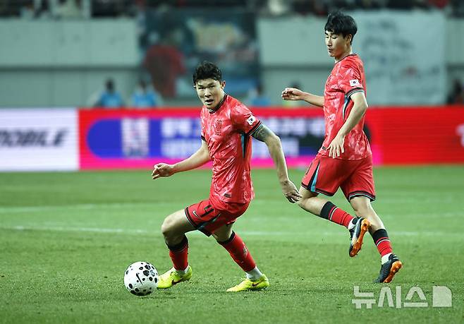[서울=뉴시스] 정병혁 기자 = 18일 오후 서울 마포구 서울월드컵경기장에서 열린 축구 국가대표팀 평가전 대한민국과 가나의 경기, 김민재가 공 줄 곳을 찾고 있다. 2025.11.18. jhope@newsis.com