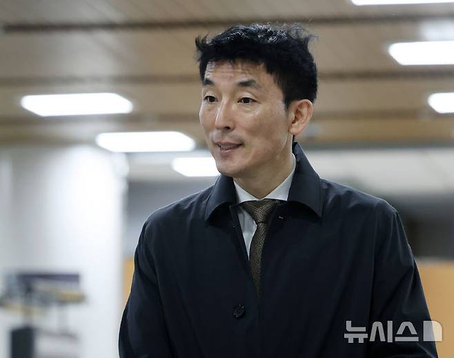 [서울=뉴시스] 이영환 기자 = 김용현 전 국방부 장관 변호인 이하상 변호사가 27일 오전 서울 서초구 서울중앙지방법원에서 열린 김 전 장관의 내란 혐의 2차 공판에 출석하고 있다. 2025.03.27. 20hwan@newsis.com