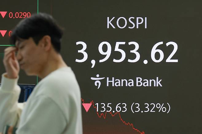 18일 서울 중구 하나은행 본점 딜링룸에서 딜러가 업무를 보고 있다. 연합뉴스