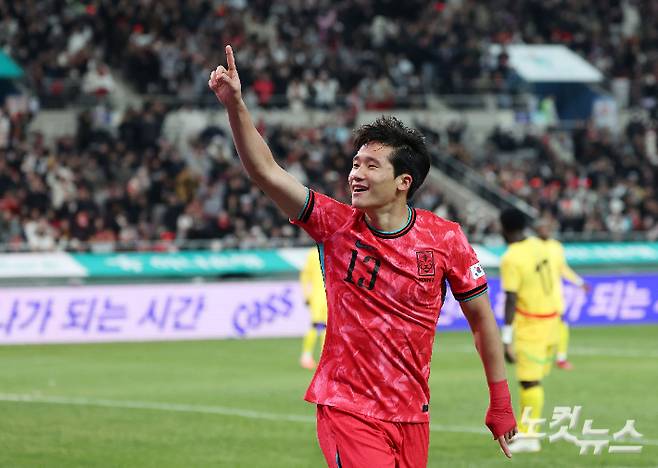 이태석이 18일 서울 상암동 서울월드컵경기장에서 열린 축구 국가대표팀 친선경기 대한민국과 가나의 경기에서 선제골을 성공시킨 후 세리머니를 하고 있다. 류영주 기자