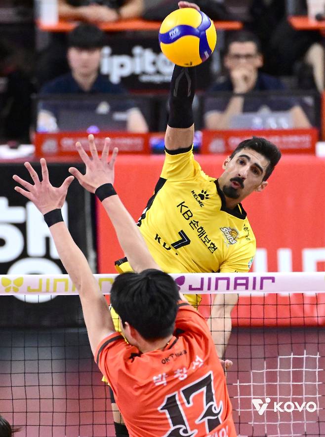 KB손해보험 야쿱이 18일 OK저축은행과 원정에서 강타를 터뜨리고 있다. KOVO