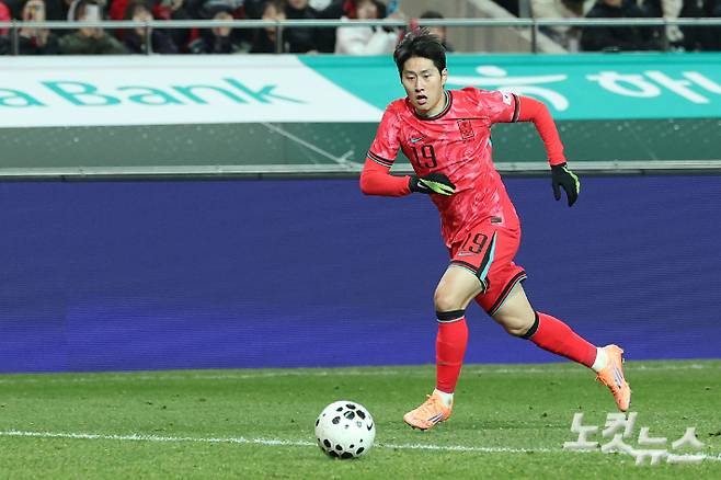 이강인이 18일 서울 상암동 서울월드컵경기장에서 열린 축구 국가대표팀 친선경기 대한민국과 가나의 경기에서 드리블을 하고 있다. 류영주 기자