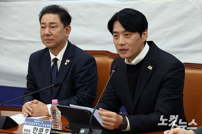 19일 서울 여의도 국회에서 열린 더불어민주당 정치검찰 조작기소대응 특별위원회 전체회의에서 한준호 특위위원장이 발언을 하고 있다. 윤창원 기자