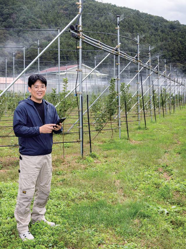농림축산식품부 공모사업으로 스마트팜 기술을 노지 과수에 적용한 경북 포항의 사과 농업인 강태웅 씨.