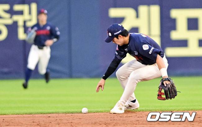 [OSEN=잠실, 박준형 기자] 7일 오후 서울 잠실구장에서 ‘2025 신한 SOL BANK KBO리그’ 두산 베어스와 롯데 자이언츠의 경기가 진행됐다.이날 두산은 최승용을 롯데는 이민석을 선발투수로 내세웠다.7회말 2사 두산 김동준의 내야땅볼 타구를 한태양 2루수가 포구 실책하고 있다.  2025.06.07 / soul1014@osen.co.kr