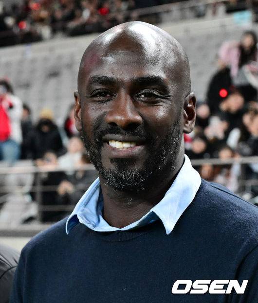 [OSEN=서울월드컵경기장, 지형준 기자] 홍명보 감독이 이끄는 한국 축구대표팀이 18일 오후 8시 서울월드컵경기장에서 열린&nbsp;11월 A매치 두 번째 친선경기에서&nbsp;'아프리카 강호' 가나를 상대로 1-0 승리했다.내달 2026 국제축구연맹(FIFA) 북중미 월드컵 조 추첨을 앞두고 열리는 마지막 평가전이었다.&nbsp;한국은 가나까지 잡아내면서 사상 최초로&nbsp;월드컵 포트 2를 확정하게 됐다. 이로써 대표팀은 홍명보 감독이 부임한 뒤 처음으로 A매치 2연전에서 나란히 승리를 거두게 됐다.가나 오토 아도 감독이 경기를 준비하고 있다. 2025.11.18 /jpnews@osen.co.kr