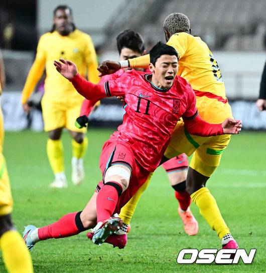 [OSEN=서울월드컵경기장, 지형준 기자] 홍명보 감독이 이끄는 대한민국 축구대표팀이 18일 오후 서울월드컵경기장에서 아프리카 강호 가나와 평가전을 가졌다.홍명보호의 2025년의 끝을 장식할 경기다. 내달 2026 국제축구연맹(FIFA) 북중미 월드컵 조 추첨을 앞두고 열리는 마지막 평가전이기도 하다. 현재 한국은 가나전 결과와 상관없이 사실상 월드컵 포트 2가 확정된 상태다. 아프리카 예선을 뚫고 북중미행에 성공한&nbsp;가나는 FIFA 랭킹 73위다.&nbsp;22위 한국보다는 51계단&nbsp;낮다. 하지만 통산 전적에서 4승 3패로 한국보다 우위다.&nbsp;후반 대한민국 황희찬이 가나 수비수와 충돌하며 넘어지고 있다. 2025.11.18 /jpnews@osen.co.kr