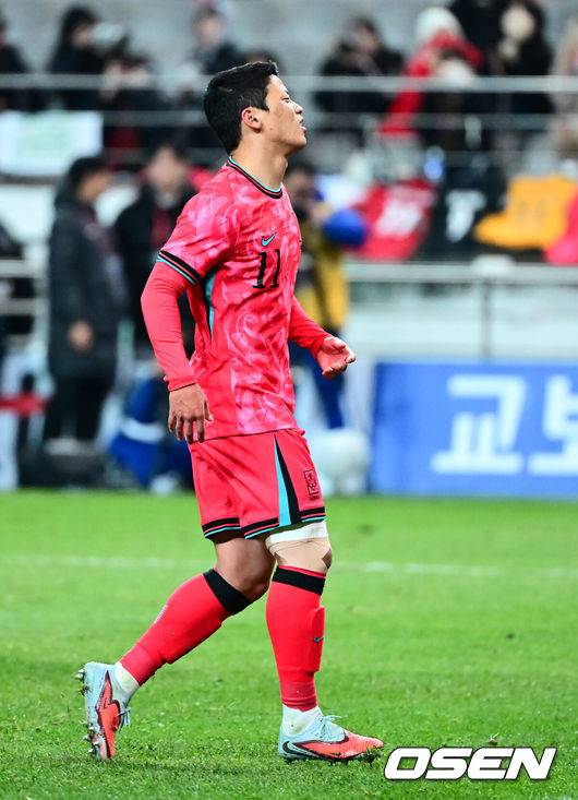 [OSEN=서울월드컵경기장, 지형준 기자] 홍명보 감독이 이끄는 대한민국 축구대표팀이 18일 오후 서울월드컵경기장에서 아프리카 강호 가나와 평가전을 가졌다.홍명보호의 2025년의 끝을 장식할 경기다. 내달 2026 국제축구연맹(FIFA) 북중미 월드컵 조 추첨을 앞두고 열리는 마지막 평가전이기도 하다. 현재 한국은 가나전 결과와 상관없이 사실상 월드컵 포트 2가 확정된 상태다. 아프리카 예선을 뚫고 북중미행에 성공한&nbsp;가나는 FIFA 랭킹 73위다.&nbsp;22위 한국보다는 51계단&nbsp;낮다. 하지만 통산 전적에서 4승 3패로 한국보다 우위다.&nbsp;후반 대한민국 황희찬이 페널티킥 실축을 범하며 아쉬워하고 있다. 2025.11.18 /jpnews@osen.co.kr